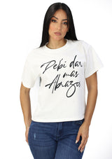 NY-6230 White Debi Dar Mas Abrazos T-Shirt de Mujer